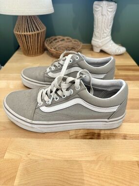 Vans Low Top Sneakers in Gray and White